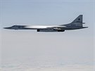 Ruský strategický bombardér Tu-160 a bojový stroj letoun Su-35 nad Baltem