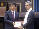 Praský primátor Zdenk Hib pi setkání s premiérem tibetské exilové vlády...