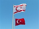 Vlajka Severokyperské turecké republiky a Turecka. Velmi astý pohled.