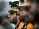 Írántí vojáci stojí v ad na teheránském námstí pi oslavách tyicátého...