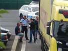 Z kamionu v Praze 5 vyskkalo pt cizinc. Policie je nala v pilehlch...