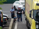 Z kamionu v Praze 5 vyskkalo pt cizinc. Policie je nala v pilehlch...