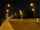 Takto vypadá Libeský most dnes, kdy se svítí. Nad historickými kandelábry ní...
