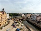 Stavai betonuj nosnou konstrukci mostu na Komenskho ulici v Olomouci. Most...