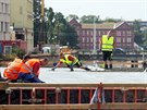 Stavai betonují nosnou konstrukci mostu na Komenského ulici v Olomouci. Most...