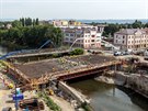 Stavai betonují nosnou konstrukci mostu na Komenského ulici v Olomouci. Most...