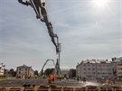 Stavai betonuj nosnou konstrukci mostu na Komenskho ulici v Olomouci. Most...