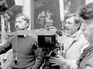 V roce 1988 spolu kameraman Jaromr ofr (vlevo) a reisr Ji Menzel...