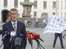 Premiér Andrej Babi po návtv prezidenta Miloe Zemana na Praském hrad....