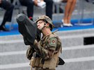 Voják drí speciální zbra na sestelování dron. (14. ervence 2019)