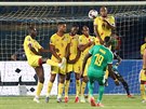 Mbaye Diagne ze Senegalu ve čtvrtfinále afrického šampionátu kroutí míč nad...