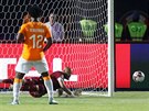Wilfried Bony z Pobeí slonoviny zahazuje penaltu ve tvrtfinále afrického...