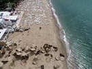 Zábry z dronu na bouí poniený poloostrov Chalkidiki
