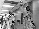 Trojice astronaut dokonila oblékání do skafandr a vydává se k raket.