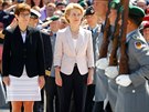 Nová nmecká ministryn obrany Annegret Krampová-Karrenbauerová (vlevo) a její...