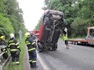 Auto skonilo ped Valaskm Mezim v koryt potoka.