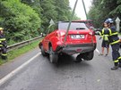 Auto skonilo ped Valaskm Mezim v koryt potoka.