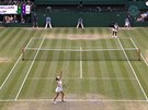 Simona Halepová a Serena Williamsová ve finále Wimbledonu