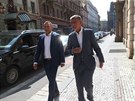 Premiér Andrej Babi (vpravo) míí do Lidového domu k jednání s vedením SSD o...