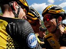 Jezdci týmu Jumbo-Visma  se radují z triumfu Wouta Van Aerta v 10. etap Tour.