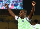 Nigerijský fotbalista Odion Ighalo se raduje z gólu, který nasmroval jeho tým...