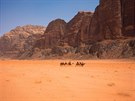 Jordánsko, velbloudi s turisty míí ke skalnímu mstu Petra.