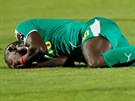Senegalský fotbalista Sadio Mané leí na trávníku bhem finále afrického...