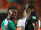Senegalský fotbalista Lamine Gassama debatuje s rozhodím Neantem Alioumem.