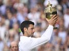 Srbský tenista Novak Djokovi hrd drí trofej pro vítze Wimbledonu.