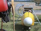 Sbratel letecké techniky Karel Tarantík pedstavuje nový exponát ve své...