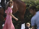 Vévodkyn Kate a princ Louis na charitativním pólo zápase v Billingbear Polo...