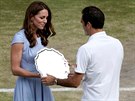 Vévodkyn Kate a Roger Federer, který ve finále Wimbledonu podlehl Novaku...