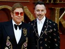 Elton John a David Furnish na evropské premiée filmu Lví král (Londýn, 14....