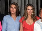 Damian Hurley a jeho matka Elizabeth Hurley (Atény, 8. srpna 2018)