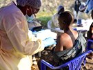 Lékaři v Kongu očkují obyvatele ve městě Goma proti ebole. (17. července 2019)
