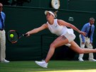 Elina Svitolinová dobíhá míek v semifinále Wimbledonu.
