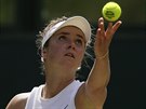 Podání Eliny Svitolinové v semifinále Wimbledonu.