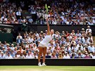 Podání Barbory Strýcové v semifinále Wimbledonu.