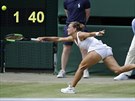 Barbora Strýcová marn dobíhá míek v semifinále Wimbledonu.