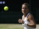 Barbora Strýcová se pipravuje k úderu v semifinále Wimbledonu.