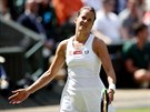 Barbora Strýcová gestikuluje smrem k rozhodím v semifinále Wimbledonu.