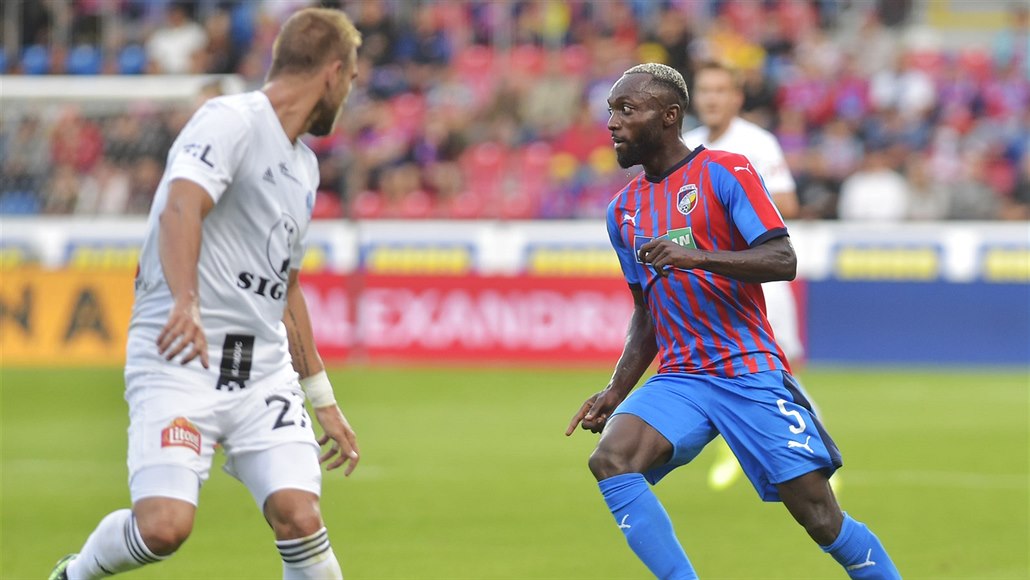 Joel Kayamba z Plzn� (vpravo) vede mí�, sleduje ho Martin Sladký z Olomouce.