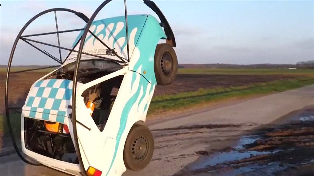 Kutil naučil dělat starý volkswagen kotrmelce