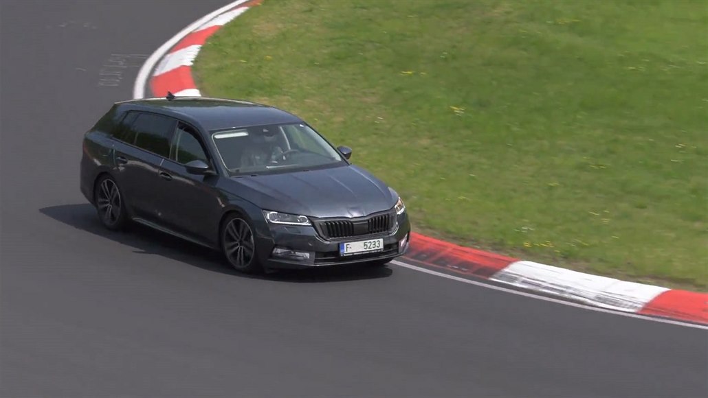 Škoda učí jezdit novou Octavii na nejslavnějším okruhu světa