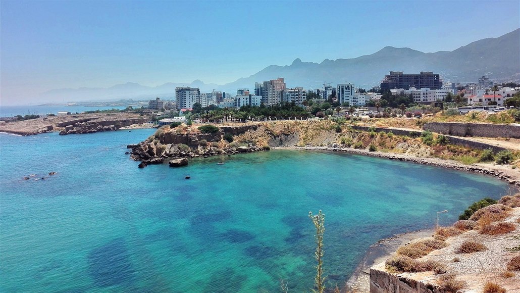 Nová hotelová �tvr� v Girne. Na podobných plá�ích se p�ed 45 lety vylodila...