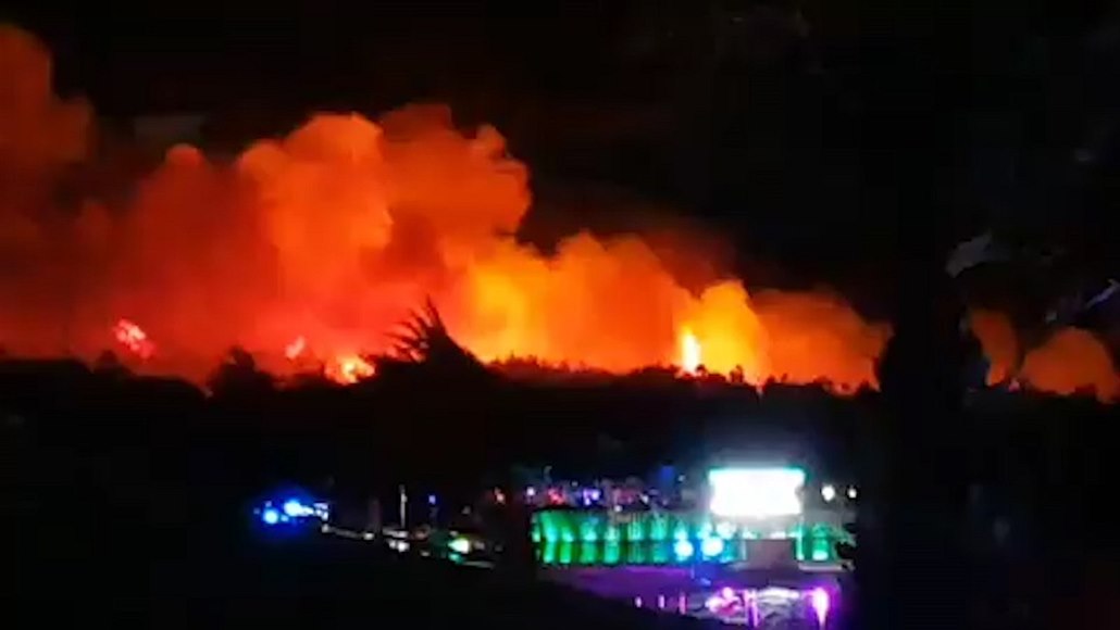Požár přerušil koncert u chorvatské pláže Zrće, evakuovali tisíce lidí -  iDNES.cz