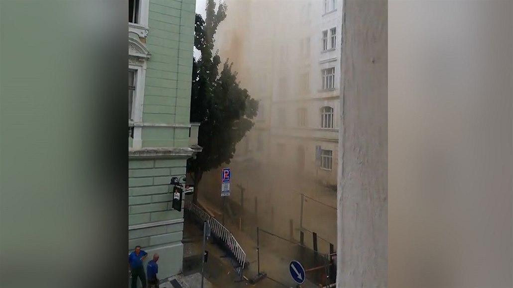 Ve výkopu prasklo potrubí, gejzír vody sahal do čtvrtého patra