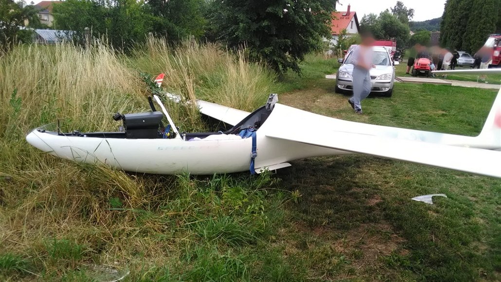 U Dvora Králové nad Labem havaroval větroň, pilot se zranil