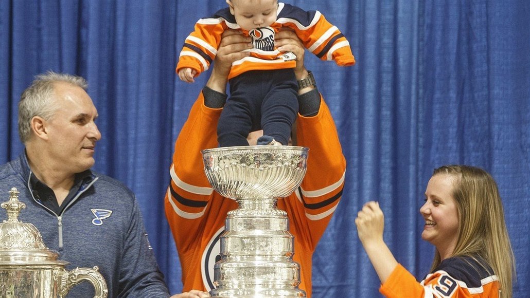 Těžký život Stanley Cupu. Do slavného poháru se močilo, kopalo i sázelo