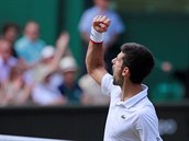 Srb Novak Djokovi se raduje bhem semifinle Wimbledonu.